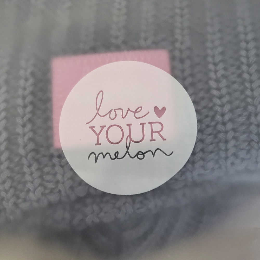 Love your melon beanie in charcoal grey. No pompom. Never used